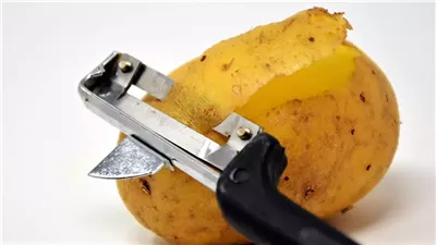 يقي من السرطان.. تعرف على فوائد قشر البطاطس للجسم والبشرة 