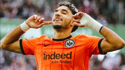 «الغزال» عمر مرموش يفوز بجائزة جديدة في الدوري الألماني