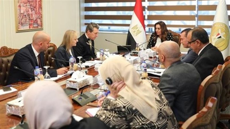 وزيرة التنمية مع