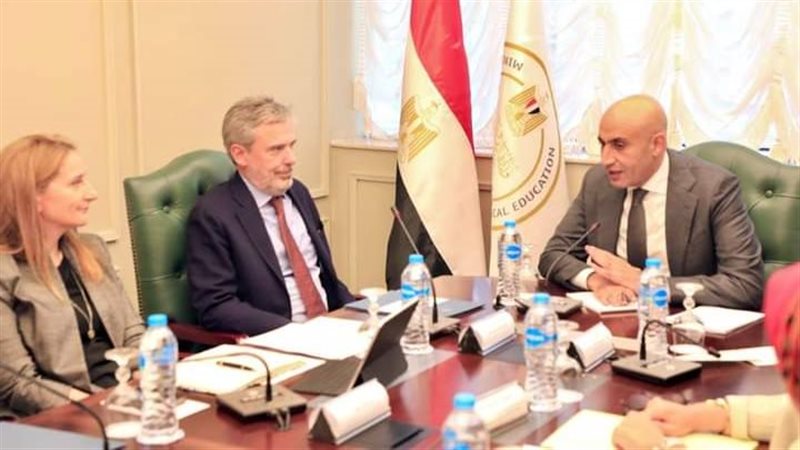 وزير التعليم مع سفير