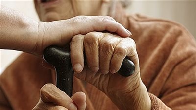 كواليس تعدي شخص على عجوز بالضرب في المنيا