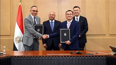 النقل توقع اتفاقية بين بايك الصينية لإقامة مصنع سيارات كهربائية في مصر