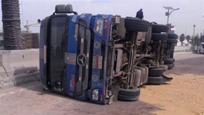 انقلاب سيارة نقل محملة بالطوب على كورنيش النيل بـ القاهرة