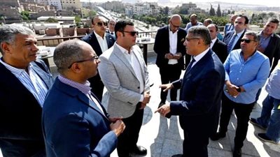 وزير الإسكان ومحافظ الجيزة يناقشان مخطط تطوير المنطقة المحيطة بالأهرامات