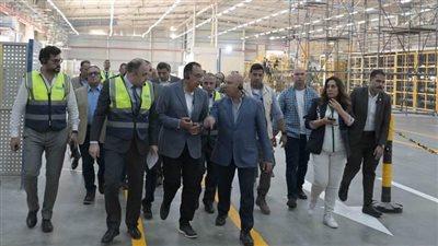 رئيس الوزراء يتفقد مصنع «كناوف» الألماني للألواح الجبسية