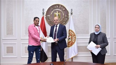 بعد اجتياز الاختبارات.. وزير العمل يُسلم عقود لشباب للعمل في الإمارات