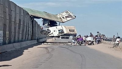 إصابة شخصين جراء انقلاب تريلا بـ الجيزة