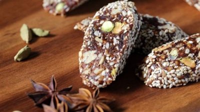 مكونات يمكن إضافتها للتمر لتقليل تأثيره على سكر الدم