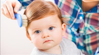 منها زيت الزيتون والأرجان.. إليك أفضل الزيوت الطبيعية لتطويل شعر طفلك