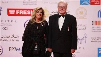 حسين فهمي على السجادة الحمراء بافتتاح مهرجان القاهرة السينمائي الدولي