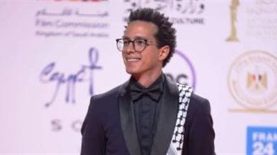 طه دسوقي بالشال الفلسطيني على السجادة الحمراء في افتتاح مهرجان القاهرة السينمائي