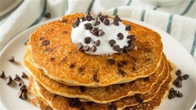 أسهل وصفة لعمل البان كيك ناعم وشهي برقائق الشوكولاتة