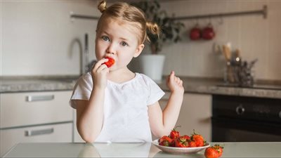 رعاية طفلك أولاً: 10 نصائح أساسية لتغذية صحية ومتوازنة