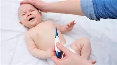 لا تفرطي في تدفئته.. طبيب يشرح الطريقة الصحيحة للتعامل مع سخونية الأطفال