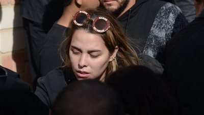 مشاجرة بالأيدي أثناء تشييع جنازة محمد رحيم وانهيار زوجته بالمقابر.. شاهد