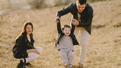 اللعب مع الوالدين يحمي الأطفال من القلق والاكتئاب: دراسة تكشف الفوائد النفسية