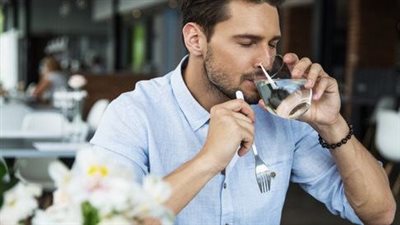 تأثير شرب الماء خلال تناول الطعام على صحة الجهاز الهضمي