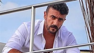 أحمد العوضي يتحدى معجبيه ويركب الخيل بلا سرج بالجبل