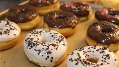 بخطوات بسيطة وطعم لذيذ.. طريقة تحضير الدونات في الفرن