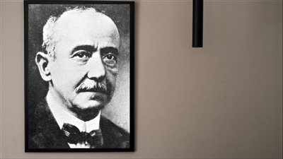 حارب الاحتلال بشعره فتم نفيه لأسبانيا.. حكاية أمير الشعراء «أحمد شوقي»