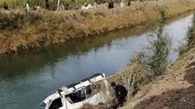 مصرع 5 أشخاص وإصابة آخرين جراء حادث انقلاب سيارة في ترعة بسوهاج