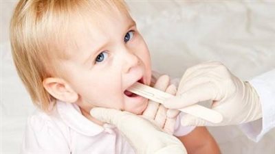 العدوى الفيروسية والحساسية.. أهم الأسباب وراء احتقان الحلق لدى الأطفال