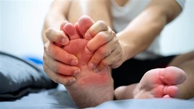 نصائح فعّالة لتخفيف آلام النقرس.. مشروبات طبيعية لخفض حمض اليوريك