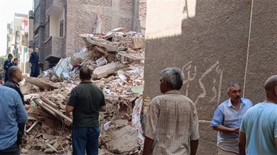 التشققات وراء انهيار عقار مكون من 3 طوابق بالمنيا