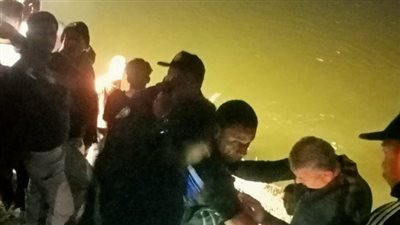 الضفادع البشرية تنتشل جثة ومصاب ضحايا حادث سقوط سيارة بترعة الإبراهيمية بأسيوط