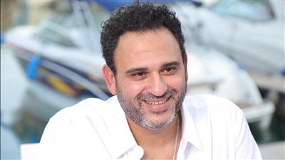 أكرم حسني يحتفل بعيد ميلاد شقيقته بكلمات مؤثرة