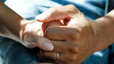 لماذا يجب أن نحرص على بر الأم وحسن معاملتها؟ دار الإفتاء توضح