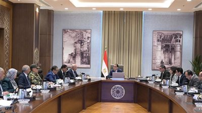 الحكومة تتابع تطوير مدينة رأس الحكمة وإعادة تسكين العائلات