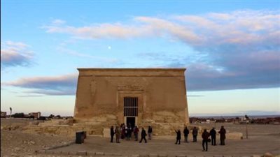 حدثا عالمياً.. تعامد أشعة الشمس على قدس الأقداس بـ «قصر قارون» 