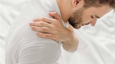 وضعيات نوم شائعة قد تؤذي كتفك.. متى يجب القلق؟