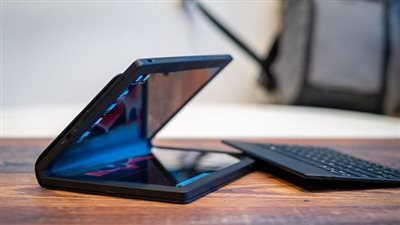 ثورة تقنية من لينوفو.. إطلاق أول لابتوب بشاشة قابلة للطي بالعالم