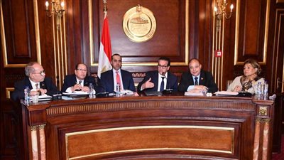 بعد إثارته للجدل.. وزير الصحة يناقش قانون المسئولية الطبية