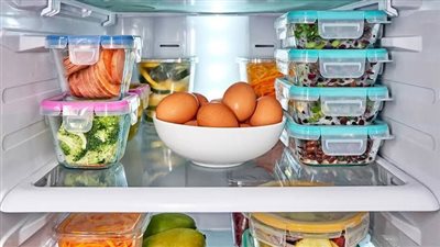 مخاطر لا تتوقعها.. تجنب وضع الطعام الساخن في الثلاجة