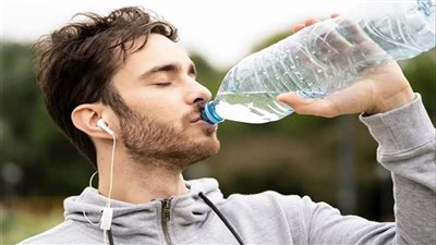 «الخطر المخفي» كيف تؤثر زجاجات الماء البلاستيكية على صحتك؟ 