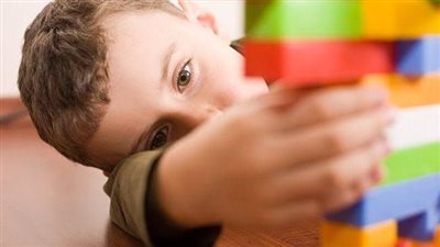 كيف تدعم طفلك المصاب بالتوحد ومتى تُحادثه عن حالته بطريقة صحيحة؟