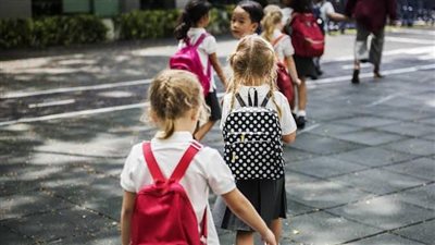 كيف تحمين عمود طفلك الفقري من تأثير حقيبة الظهر؟