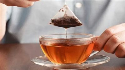 ملايين الجسيمات الميكروبلاستيكية خطر يتوغل داخل كوب الشاي