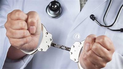 طبيب بجامعة عين شمس: لا يجوز اعتبار الخطأ جناية يعاقب عليها القانون