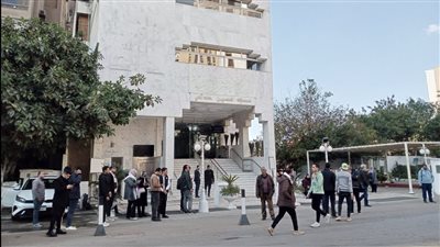 توافد محبي أحمد عدوية لحضور صلاة الجنازة بالمعادي