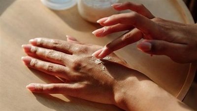 منها زيت اللوز وجل الصبار.. وصفات طبيعية لترطيب اليدين