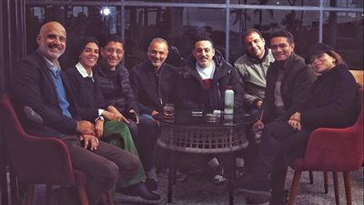 بملابس سوداء.. الظهور الأول لـ مي عز الدين فى تصوير الحب كله