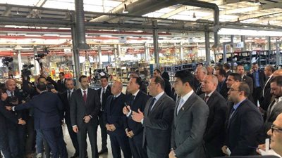 رئيس الوزراء يتفقد خطوط تجميع سيارات جيلى فى مصر