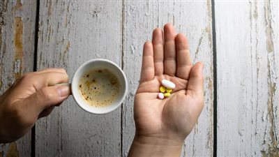 5 أدوية يجب تجنب تناولها مع الشاي أو القهوة لتفادي تقليل فاعليتها