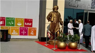 تمثال ضخم لشخصية تاريخية يزين معرض الكتاب.. لمن يكون هذا؟