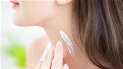 خطوات تفتيح الرقبة وتوحيد لون بشرتك بسهولة