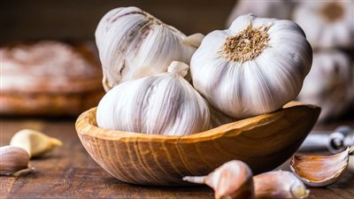 هل تعلم ما يحدث لجسمك عند تناول الثوم يوميًا؟.. اكتشف الفوائد المدهشة